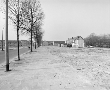 884745 Gezicht op de bouwterreinen aan weerszijden van de Jacob Simonsz. de Rijkstraat te Utrecht, waar nieuwe woningen ...
